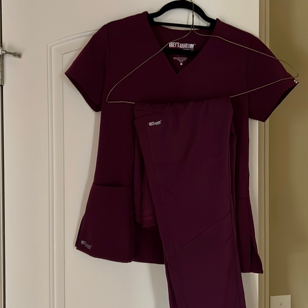 Greys anatomy scrub top and bottom set, maroon